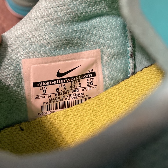 Nike Athletic Shoe - Picture 6 of 9